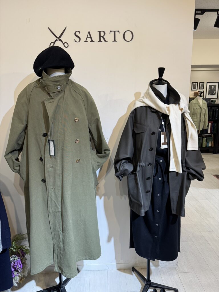 会場全体の写真：サルト銀座本店の洗練された店内に、色とりどりのジャケットやコート、ラックが並んでいる様子