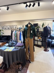 会場全体の写真：サルト銀座本店の洗練された店内に、色とりどりのジャケットやコート、ラックが並んでいる様子