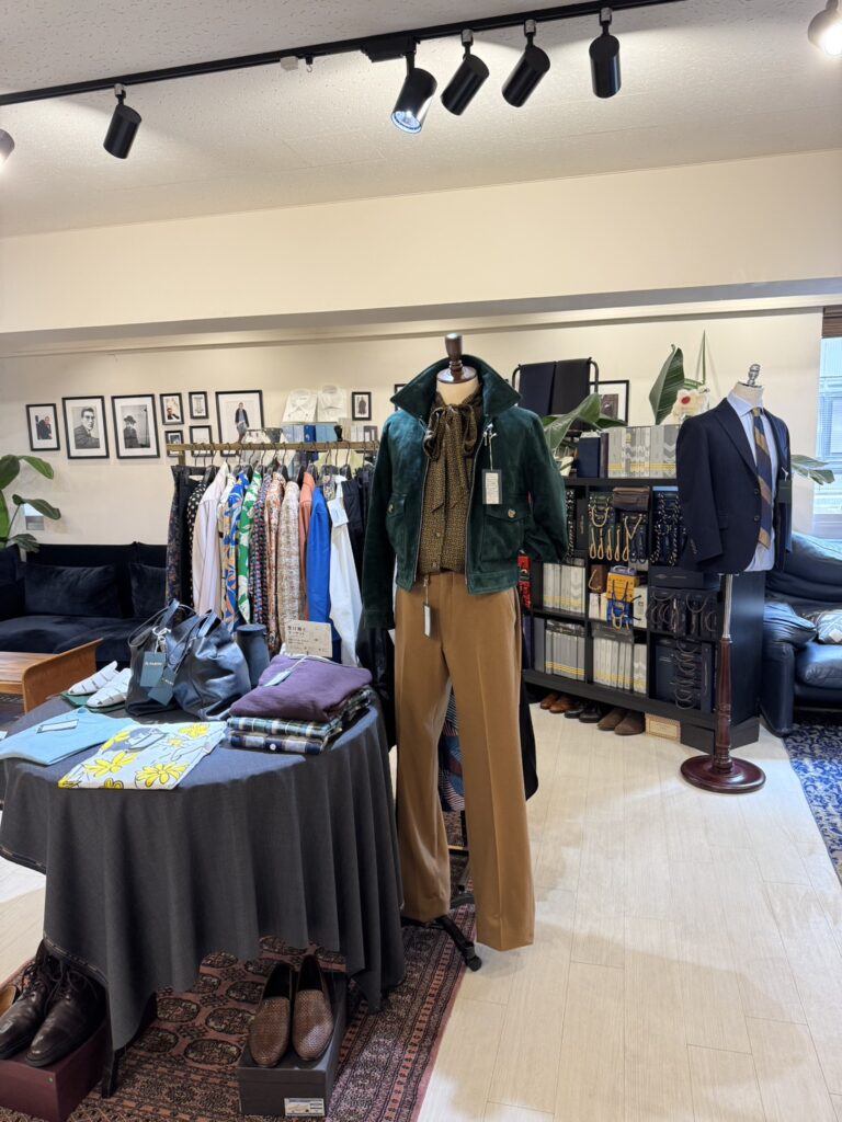 会場全体の写真：サルト銀座本店の洗練された店内に、色とりどりのジャケットやコート、ラックが並んでいる様子