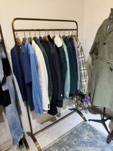 会場全体の写真：サルト銀座本店の洗練された店内に、色とりどりのジャケットやコート、ラックが並んでいる様子
