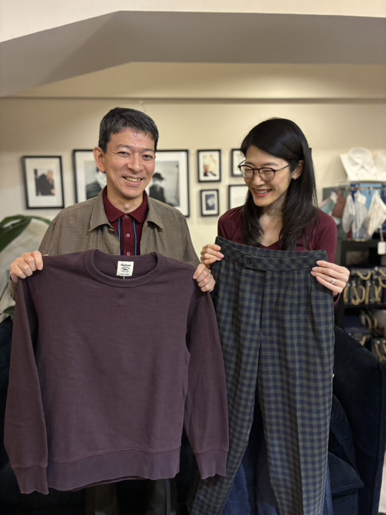 商品写真：ワインレッドのJackmanスウェットと吉田の手書きタグ