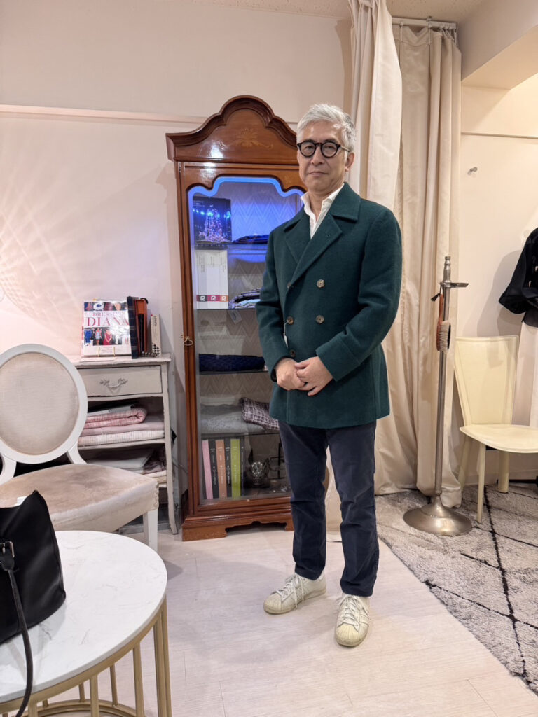 商品写真＆手書きタグ写真：深みのあるグリーンのB&Tailorピーコートと、HKD表記もあるコクブンの手書きタグ