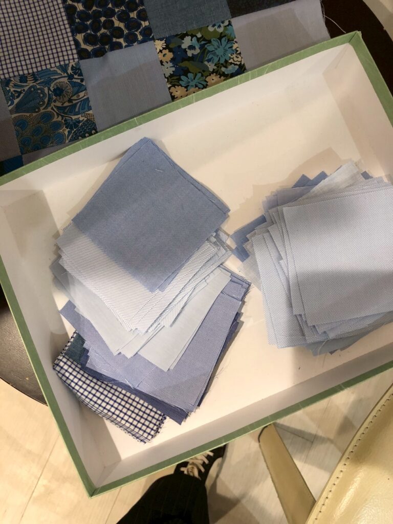 大量のシャツを裁断した画像