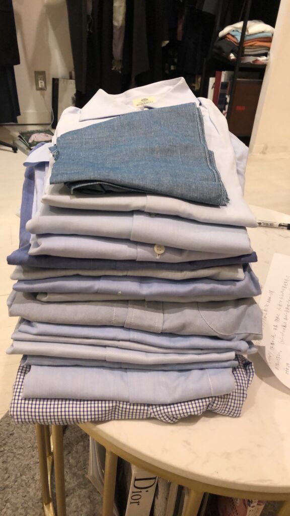 持ち込まれた大量のシャツの画像