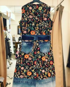 デニムの生地を組み合わせ、ポケットなどもつけたお直し後の画像