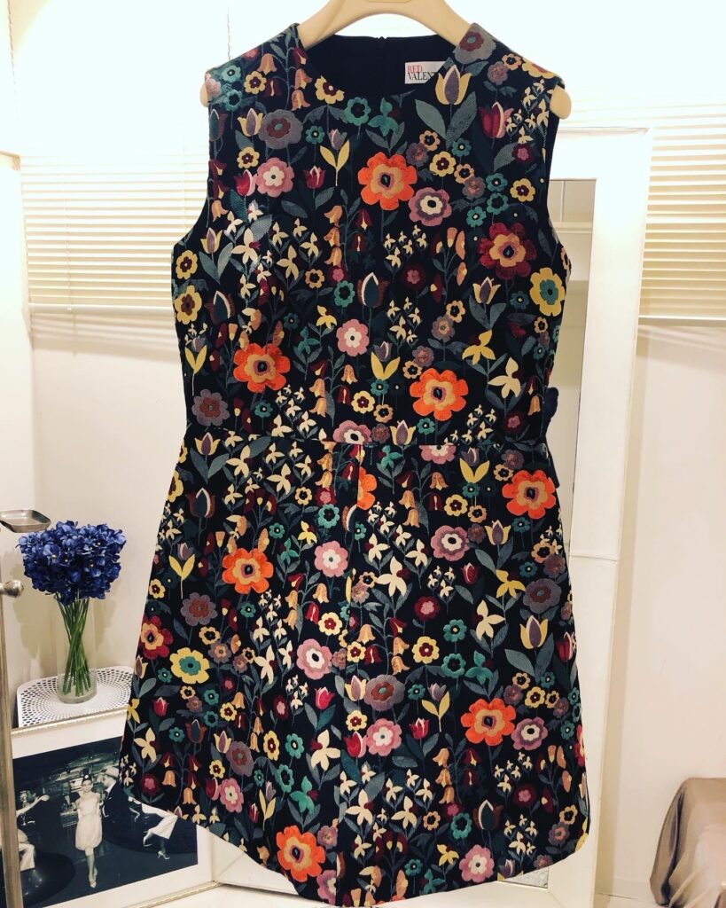 お直しする前のレッドバレンティノのワンピースの画像