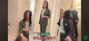 ジャケットの袖をまくっている画像