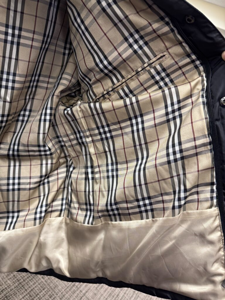 Burberrtのダウンのほつれたものの修復後の写真
