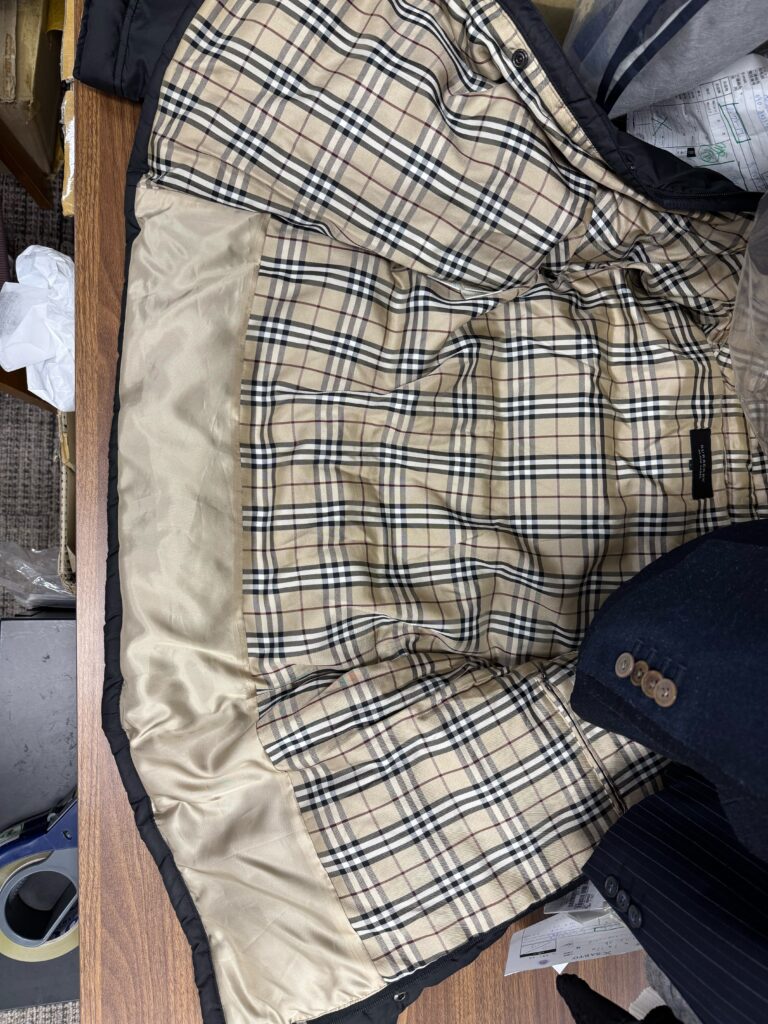 Burberrtのダウンのほつれたものの修復後の写真