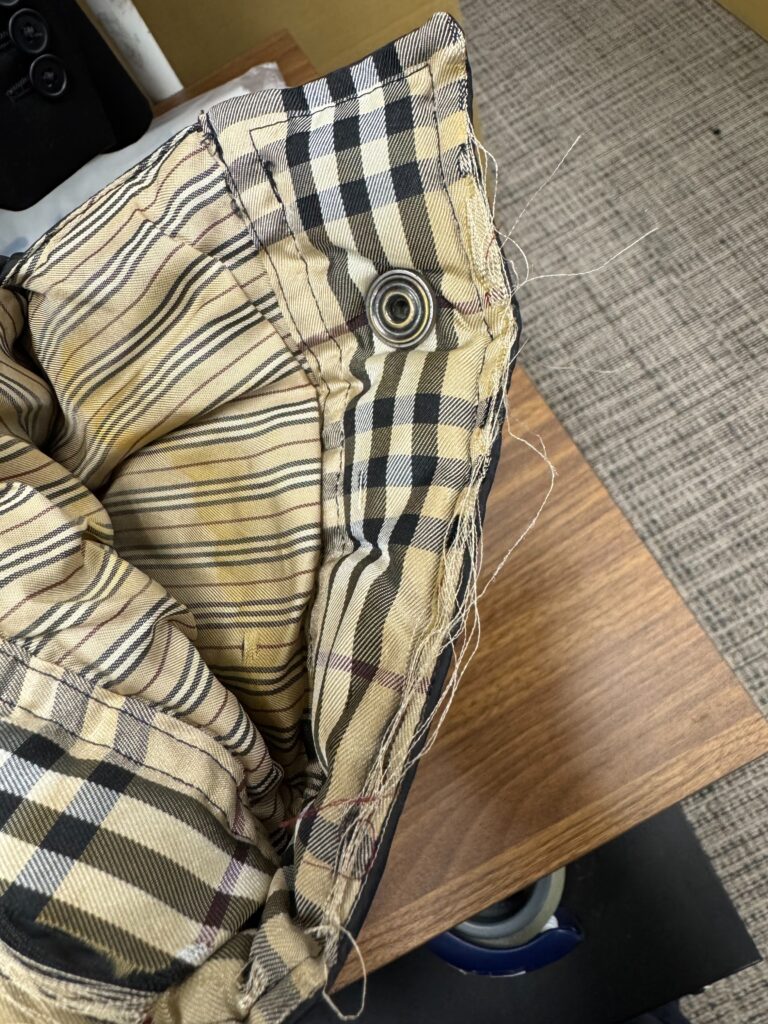 Burberrtのダウンのほつれた写真