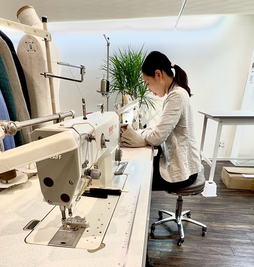 サルト福岡・山口店長がミシンで縫う様子