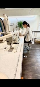 サルト福岡・山口店長がミシンで縫う様子