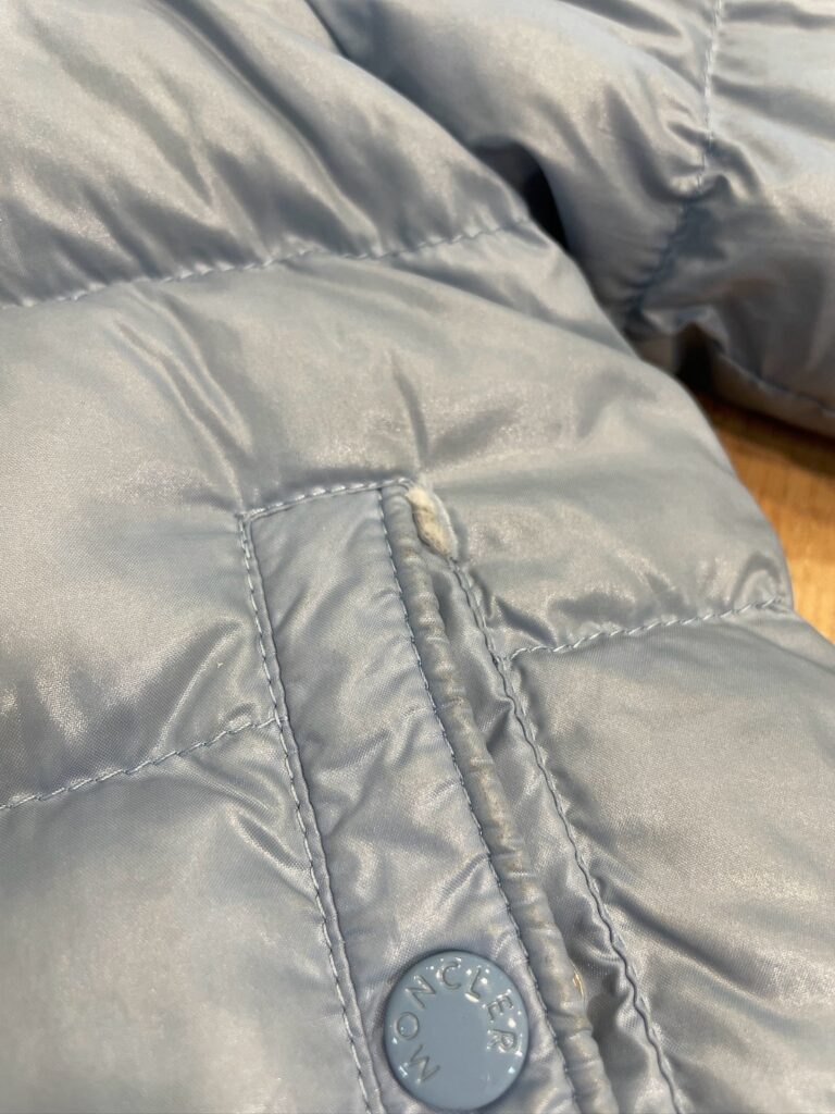 モンクレーのダウンの破れの写真