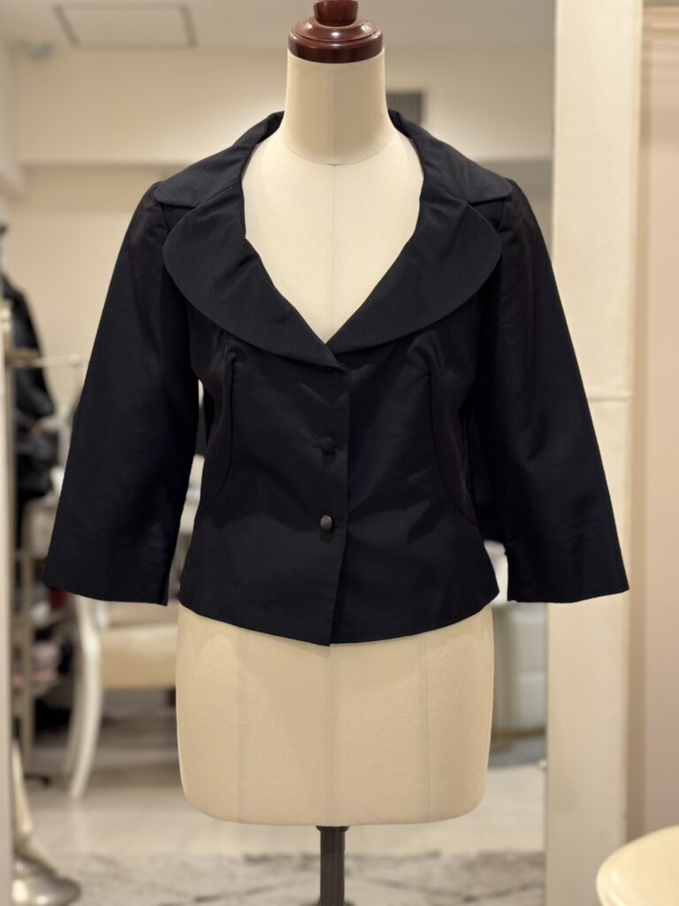 お直しする前の2ピースワンピースのうちジャケットの画像