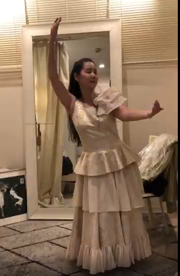 完成した衣装を着て踊るお客さんの画像